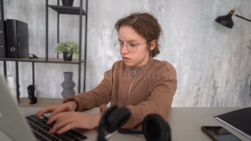 εκμάθηση. μαθήτρια που σπουδάζει online με χρήση φορητού υπολογιστή. μαθητής που φοράει ακουστικά παρακολουθώντας μαθήματα διαδικτ