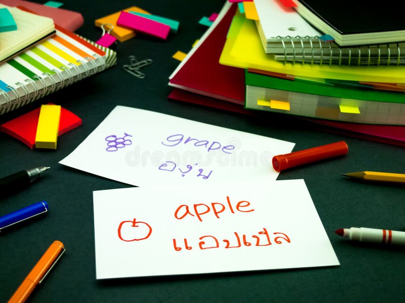 Εκμάθηση της νέας γλώσσας που κάνει τις αρχικές κάρτες λάμψης Ταϊλανδικά στοκ φωτογραφίες Εκμάθηση της νέας γλώσσας που κάνει τις αρχικές κάρτες λάμψης Ταϊλανδικά στοκ φωτογραφίες