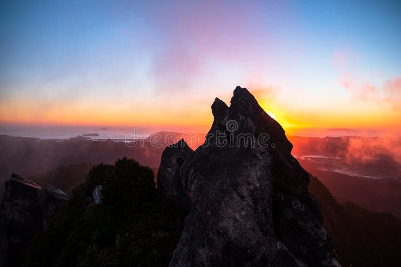 Εκπληκτική ηλιόλουστη σκηνή πάνω από τα Pinnacles, Coromandel, Νέα Ζηλανδία στοκ εικόνα