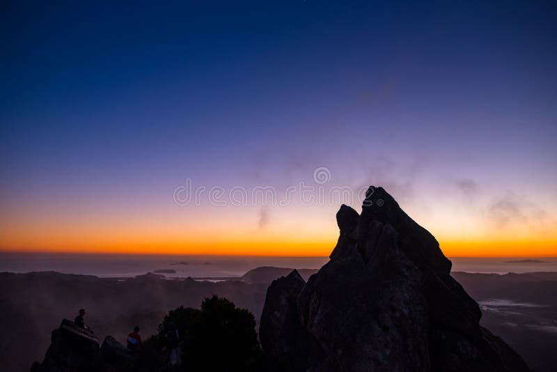 Εκπληκτική ηλιόλουστη σκηνή πάνω από τα Pinnacles, Coromandel, Νέα Ζηλανδία στοκ φωτογραφίες
