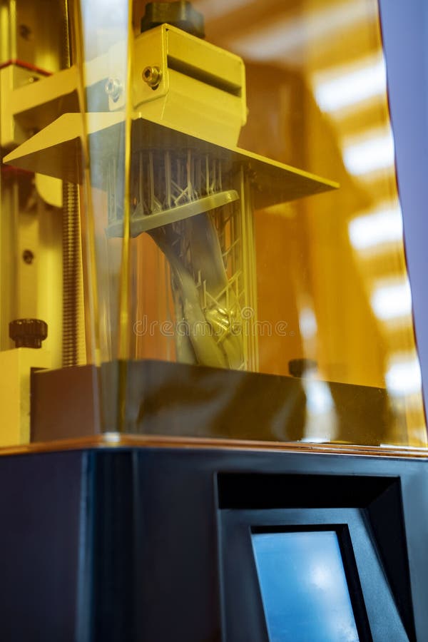 εκτυπωτής 3d με κατακόρυφη προσπάθεια. στοκ εικόνα