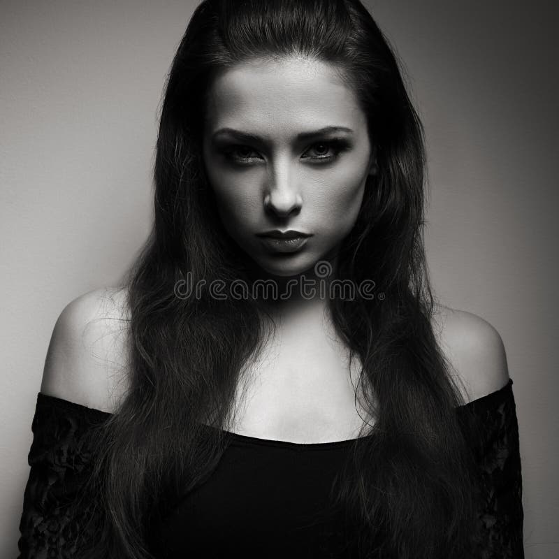 Εκφραστικό πορτρέτο της γυναίκας brunette με το μυστικό βλέμμα στο σκοτάδι στοκ φωτογραφία με δικαίωμα ελεύθερης χρήσης Εκφραστικό πορτρέτο της γυναίκας brunette με το μυστικό βλέμμα στο σκοτάδι στοκ φωτογραφία με δικαίωμα ελεύθερης χρήσης