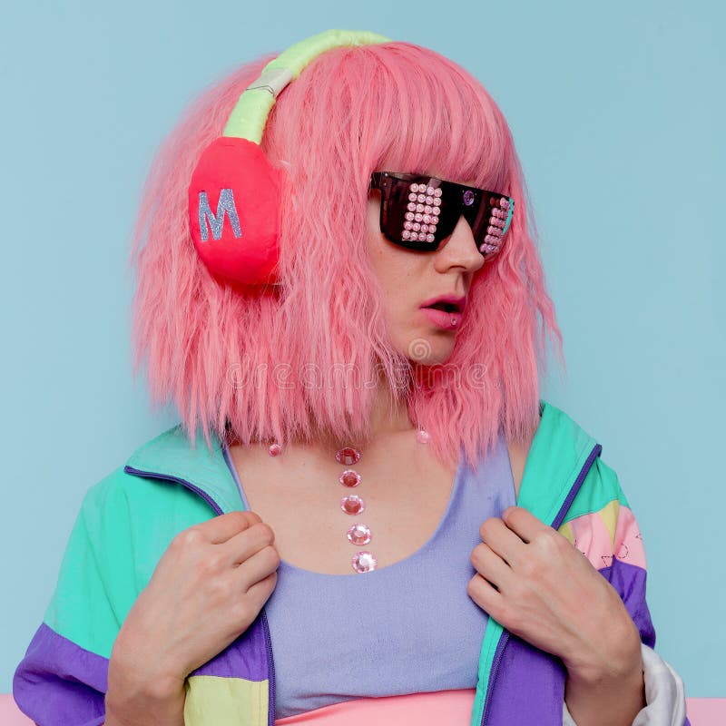 ελάχιστο στυλ pop art. δημιουργικό κορίτσι dj. στοκ εικόνες