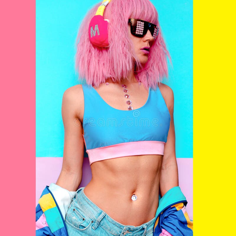 ελάχιστο στυλ pop art. δημιουργικό κορίτσι dj. σεξουαλικό σώμα στοκ φωτογραφίες