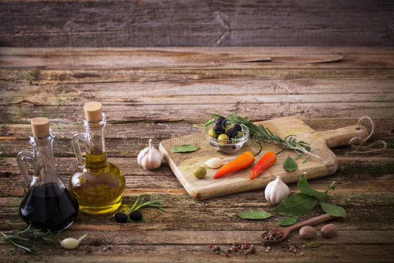 Ελαιόλαδο που αρωματίζεται με τα καρυκεύματα και άλλα συστατικά στοκ φωτογραφία με δικαίωμα ελεύθερης χρήσης
