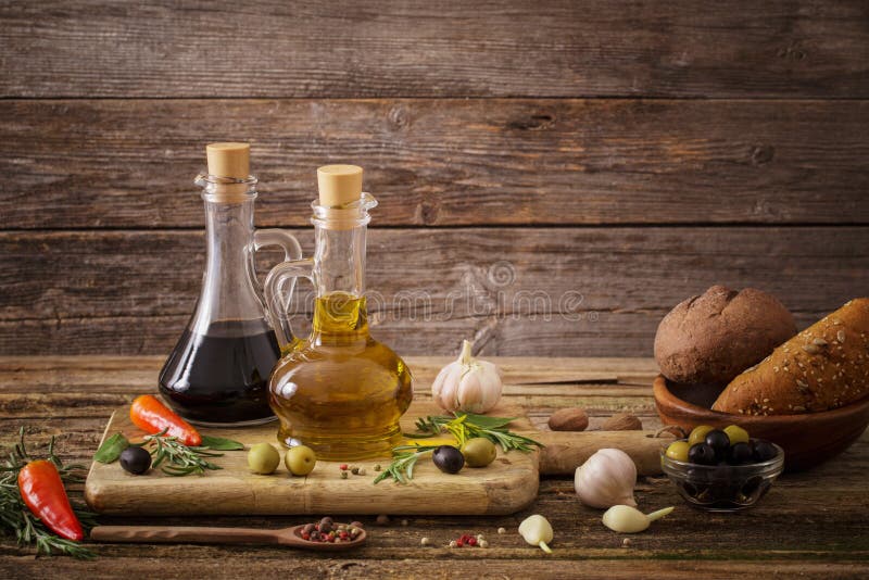 Ελαιόλαδο που αρωματίζεται με τα καρυκεύματα και άλλα συστατικά στοκ φωτογραφίες