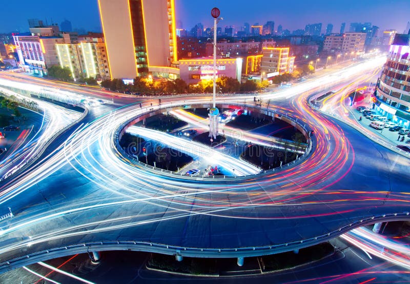 Download ελαφριά overpass ίχνη στοκ εικόνα. εικόνα από νύχτα, χωρισμός - 22778615