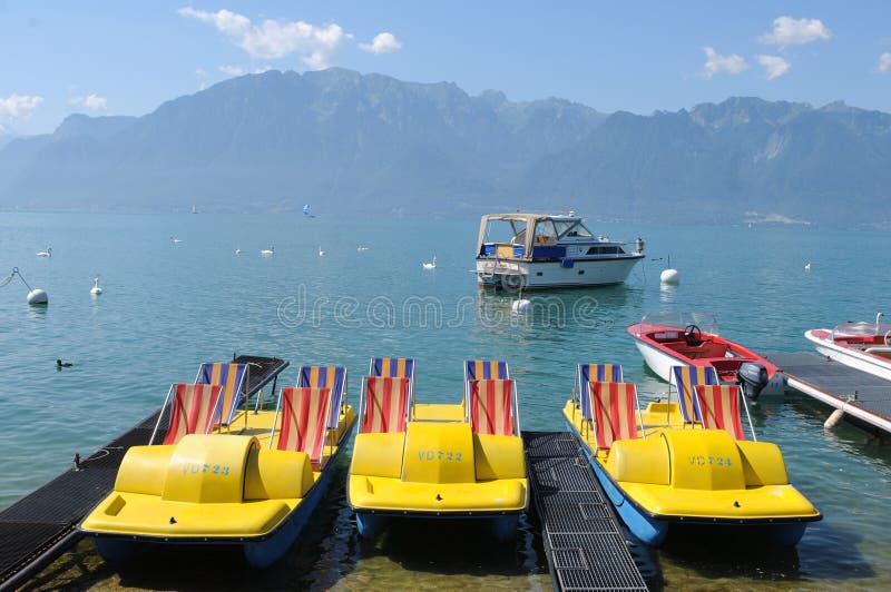 Ελβετία: Στο λίμνη-περίπατο της vevey-πόλης είναι ένα renta βαρκών στοκ εικόνες Ελβετία: Στο λίμνη-περίπατο της vevey-πόλης είναι ένα renta βαρκών στοκ εικόνες