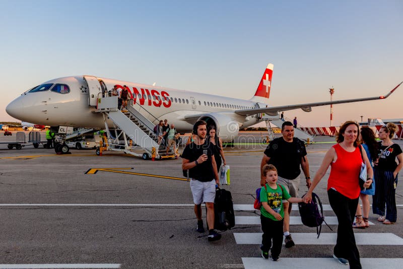 Ελβετικό βομβαρδιστικό CS300 αερογραμμών Pula στον αερολιμένα στοκ φωτογραφίες Ελβετικό βομβαρδιστικό CS300 αερογραμμών Pula στον αερολιμένα στοκ φωτογραφίες