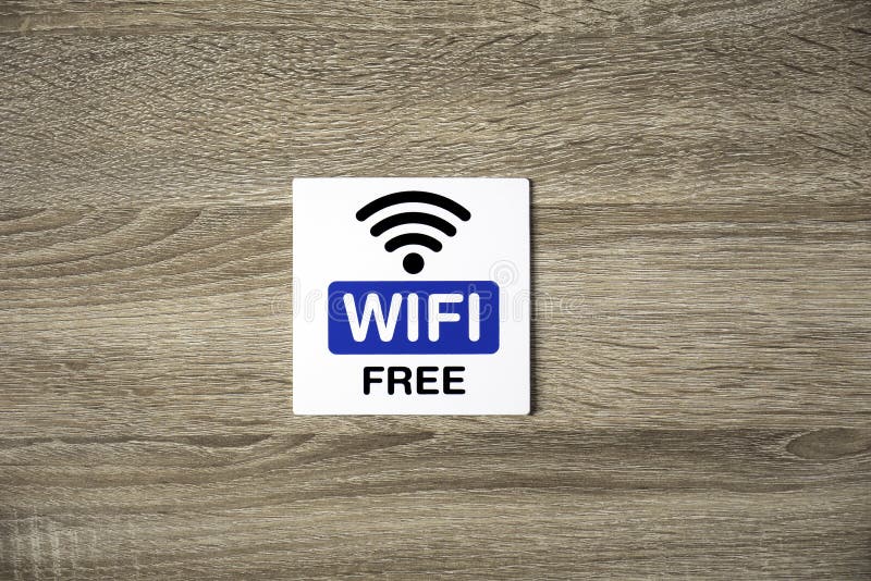 Ελεύθερο σημάδι WiFi στον ξύλινο τοίχο στοκ εικόνες