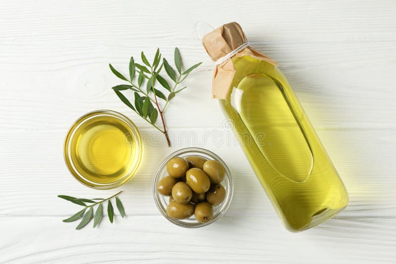 Ελιές, μπουκάλια και μπολ με ελαιόλαδο στο φόντο, κορυφαία όψη στοκ εικόνα με δικαίωμα ελεύθερης χρήσης