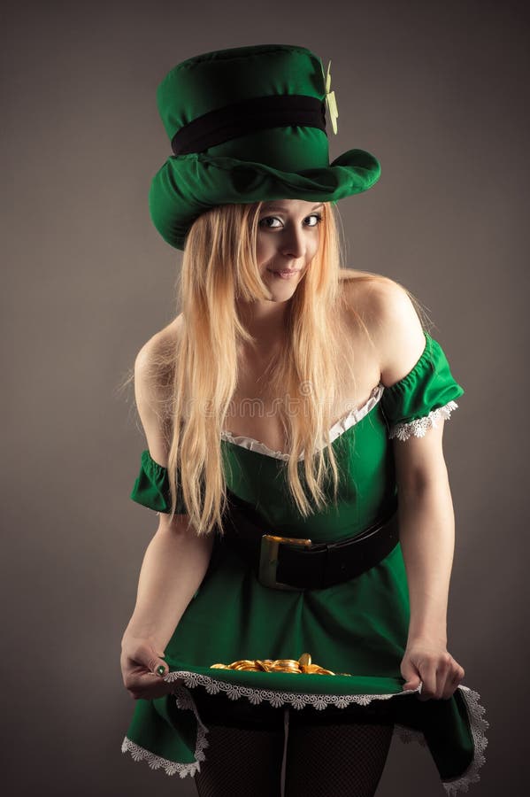 Ελκυστική γυναίκα στην εικόνα leprechaun με τα νομίσματα στη φούστα στοκ φωτογραφίες με δικαίωμα ελεύθερης χρήσης Ελκυστική γυναίκα στην εικόνα leprechaun με τα νομίσματα στη φούστα στοκ φωτογραφίες με δικαίωμα ελεύθερης χρήσης
