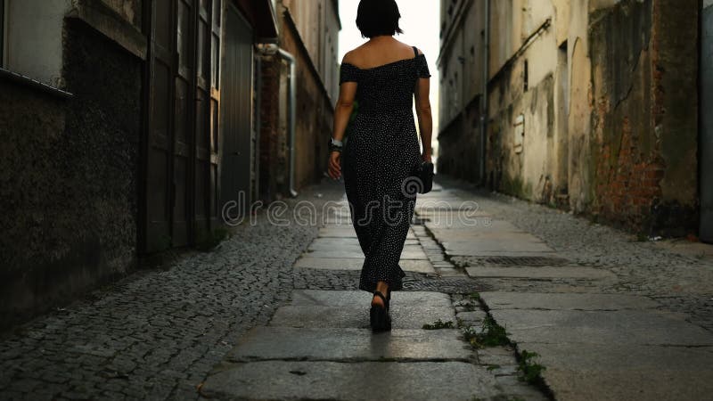 Ελκυστική Νεαρή Γυναίκα Που Περπατά Στο Ιστορικό Τμήμα Της Ευρωπαϊκής Πόλης απόθεμα βίντεο