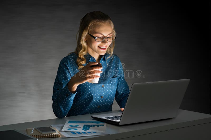 Ελκυστική ξανθή εργασία στο lap-top στο σκοτεινό γραφείο Μικτά μέσα στοκ εικόνες Ελκυστική ξανθή εργασία στο lap-top στο σκοτεινό γραφείο Μικτά μέσα στοκ εικόνες