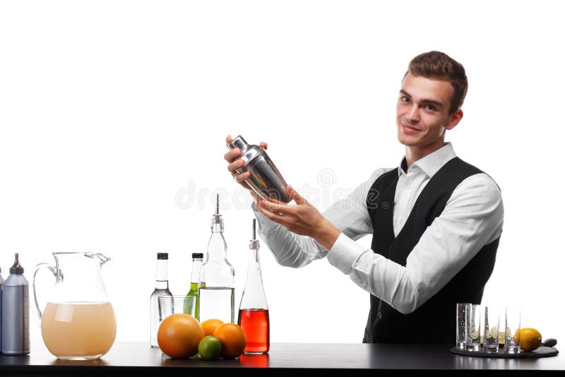 Ελκυστικό bartender με έναν δονητή σε έναν μετρητή φραγμών, ασβέστης, πορτοκάλια, λεμόνια σε ένα άσπρο υπόβαθρο στοκ φωτογραφία με δικαίωμα ελεύθερης χρήσης Ελκυστικό bartender με έναν δονητή σε έναν μετρητή φραγμών, ασβέστης, πορτοκάλια, λεμόνια σε ένα άσπρο υπόβαθρο στοκ φωτογραφία με δικαίωμα ελεύθερης χρήσης