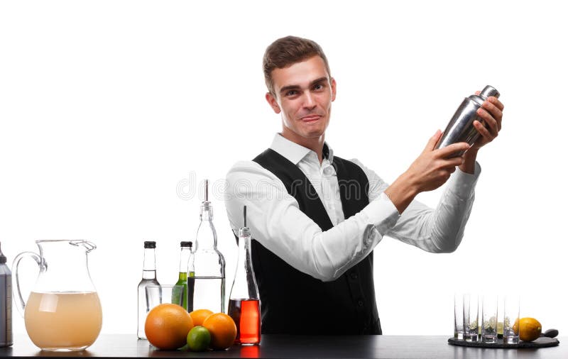 Ελκυστικό bartender με έναν δονητή σε έναν μετρητή φραγμών, ασβέστης, πορτοκάλια, λεμόνια που απομονώνονται σε ένα άσπρο υπόβαθρο στοκ εικόνα Ελκυστικό bartender με έναν δονητή σε έναν μετρητή φραγμών, ασβέστης, πορτοκάλια, λεμόνια που απομονώνονται σε ένα άσπρο υπόβαθρο στοκ εικόνα