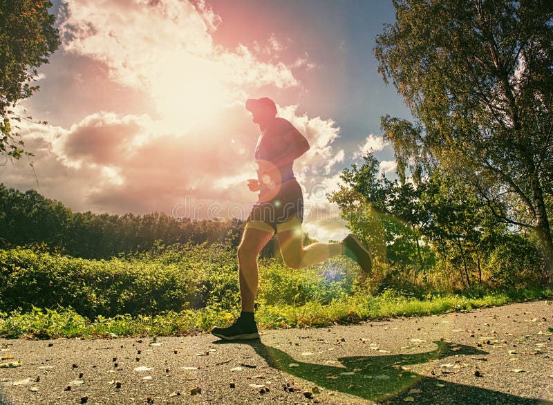 Ελκυστικό και ψηλό άτομο δρομέων στο λεπτό sportswear τρέξιμο στοκ φωτογραφίες με δικαίωμα ελεύθερης χρήσης Ελκυστικό και ψηλό άτομο δρομέων στο λεπτό sportswear τρέξιμο στοκ φωτογραφίες με δικαίωμα ελεύθερης χρήσης