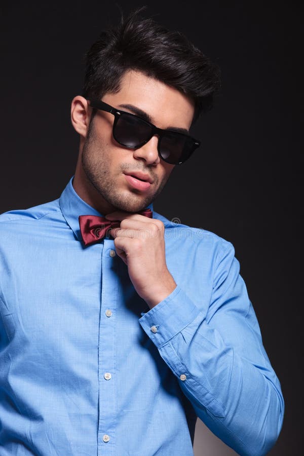 Ελκυστικός νέος τύπος που καθορίζει το bowtie του στοκ εικόνα με δικαίωμα ελεύθερης χρήσης