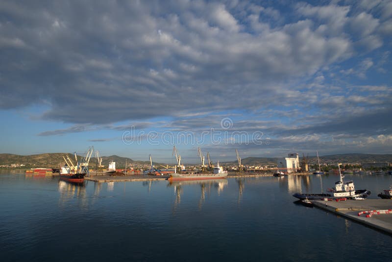 6212020 ελλάδα βόλο εμπορικό λιμάνι ανατολικά του ήλιου στοκ εικόνες