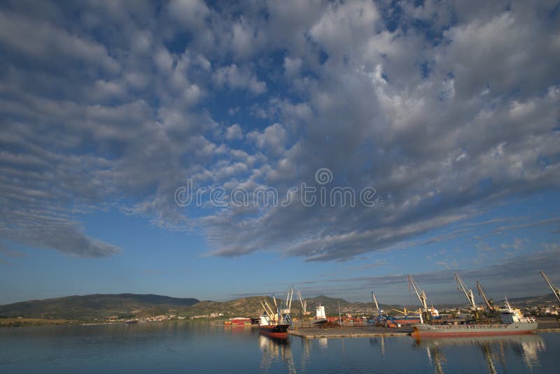 6212020 ελλάδα βόλο εμπορικό λιμάνι ανατολικά του ήλιου στοκ φωτογραφίες