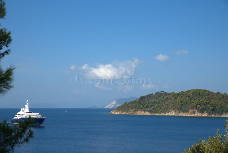 9132020 ελλάδα σκιάθος νήσος φημισμένος παραλίας κουκούλης σύντομη τουριστική περίοδος λόγω του covid19 στοκ φωτογραφία
