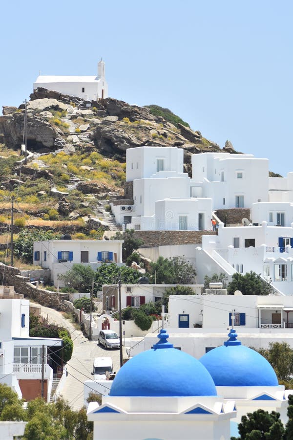 Ελλάδα, το νησί Ios στην αλυσίδα των Κυκλάδων Στο παλαιό χωριό Ο πύργος κουδουνιών μιας παραδοσιακής παλαιάς εκκλησίας στοκ εικόνα Ελλάδα, το νησί Ios στην αλυσίδα των Κυκλάδων Στο παλαιό χωριό Ο πύργος κουδουνιών μιας παραδοσιακής παλαιάς εκκλησίας στοκ εικόνα