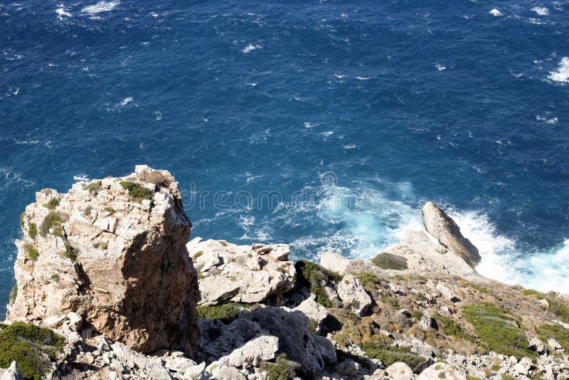 Ελλάδα, Φολεάνδρος Μια θυελλώδης και ανεμοβλογιά Θέα στη θάλασσα στοκ εικόνα με δικαίωμα ελεύθερης χρήσης Ελλάδα, Φολεάνδρος Μια θυελλώδης και ανεμοβλογιά Θέα στη θάλασσα στοκ εικόνα με δικαίωμα ελεύθερης χρήσης
