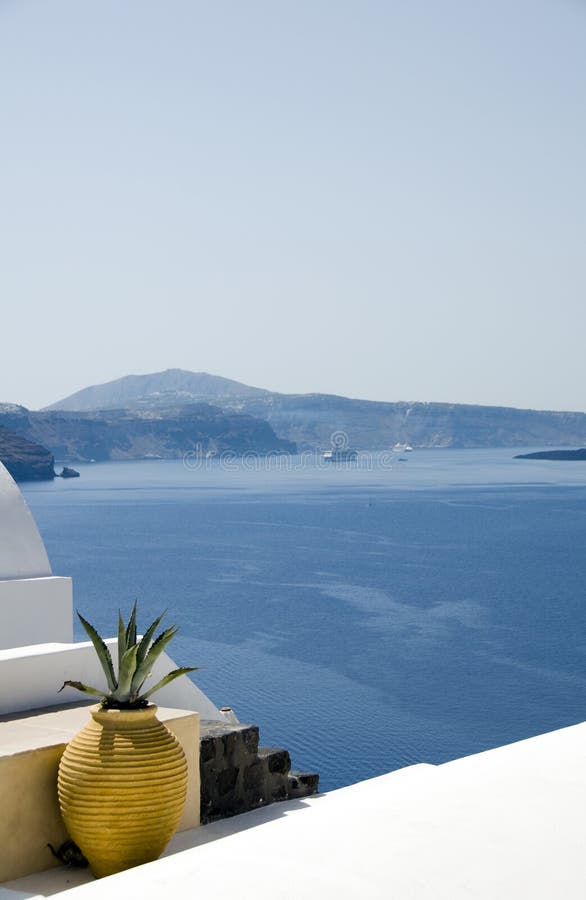 ελληνική Μεσόγειος νησιών αρχιτεκτονικής πέρα από τη θάλασσα στοκ φωτογραφία με δικαίωμα ελεύθερης χρήσης ελληνική Μεσόγειος νησιών αρχιτεκτονικής πέρα από τη θάλασσα στοκ φωτογραφία με δικαίωμα ελεύθερης χρήσης