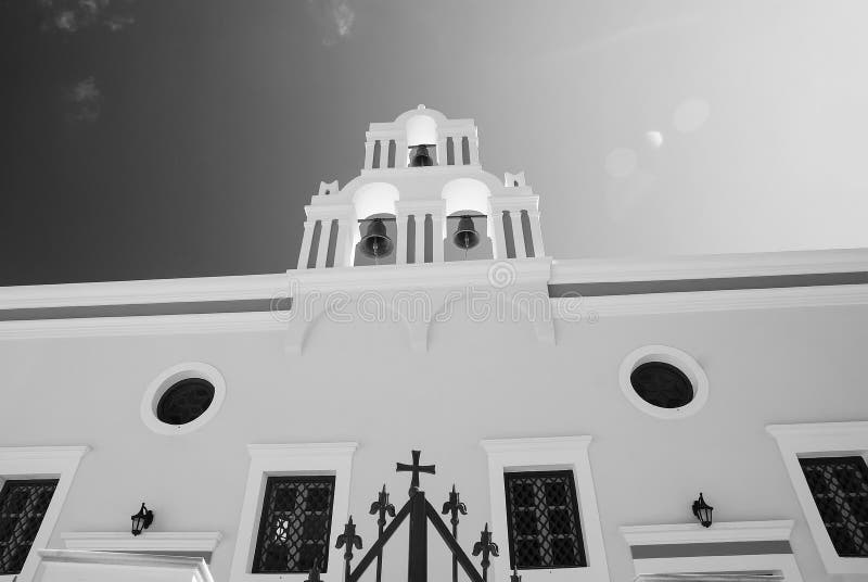 Ελληνική ορθόδοξη άσπρη εκκλησία με έναν πύργο κουδουνιών στοκ εικόνες