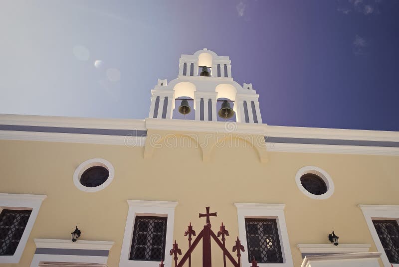 Ελληνική ορθόδοξη άσπρη εκκλησία με έναν πύργο κουδουνιών στοκ εικόνες