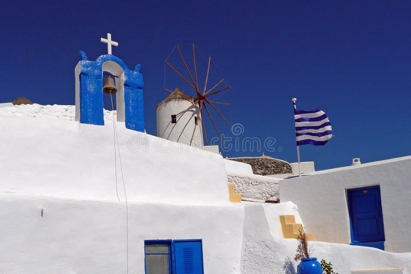 Ελληνική Ορθόδοξη Εκκλησία και παραδοσιακός ανεμόμυλος, Oia, Santorini, Ελλάδα στοκ εικόνα Ελληνική Ορθόδοξη Εκκλησία και παραδοσιακός ανεμόμυλος, Oia, Santorini, Ελλάδα στοκ εικόνα