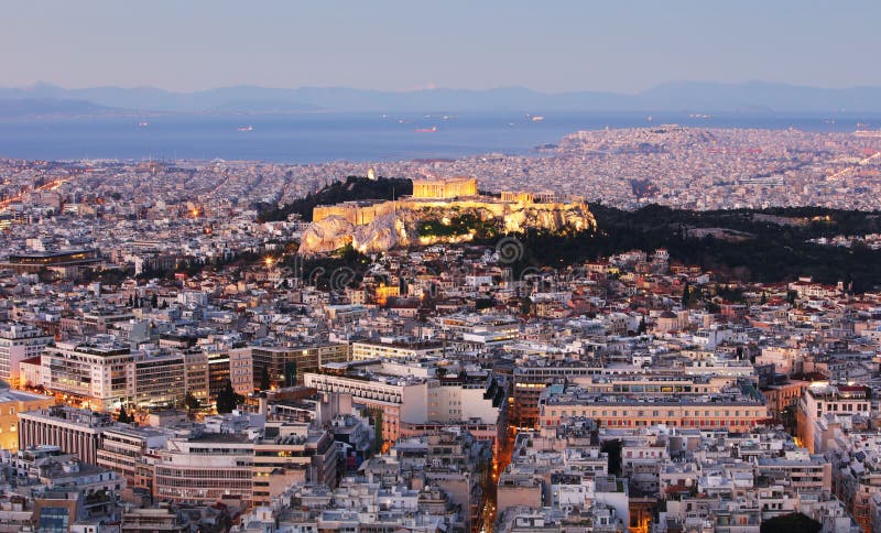 ελληνική ουρανογραμμή αθηνών τη νύχτα με ακρόπολη στοκ φωτογραφίες