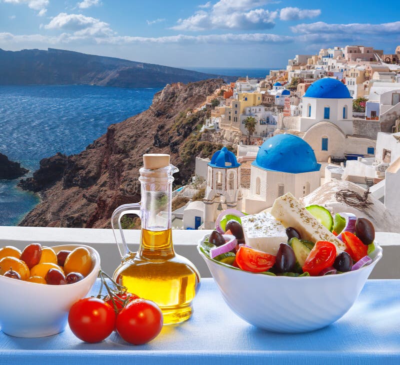 Ελληνική σαλάτα ενάντια στη διάσημη εκκλησία Oia στο χωριό, νησί Santorini στην Ελλάδα στοκ εικόνες με δικαίωμα ελεύθερης χρήσης