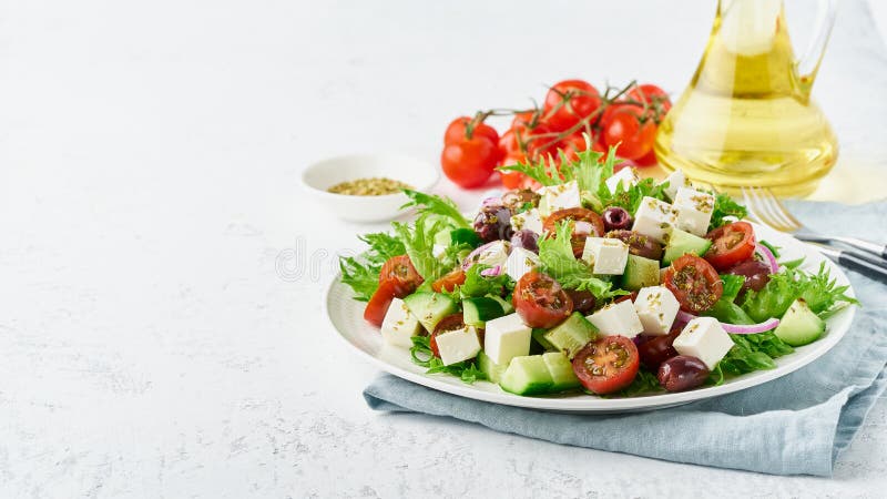 Ελληνική σαλάτα με φέτα και ντομάτες, να κάνει δίαιτα τρόφιμα στο άσπρο υποβάθρου μακρύ έμβλημα κινηματογραφήσεων σε πρώτο πλάνο στοκ εικόνα με δικαίωμα ελεύθερης χρήσης