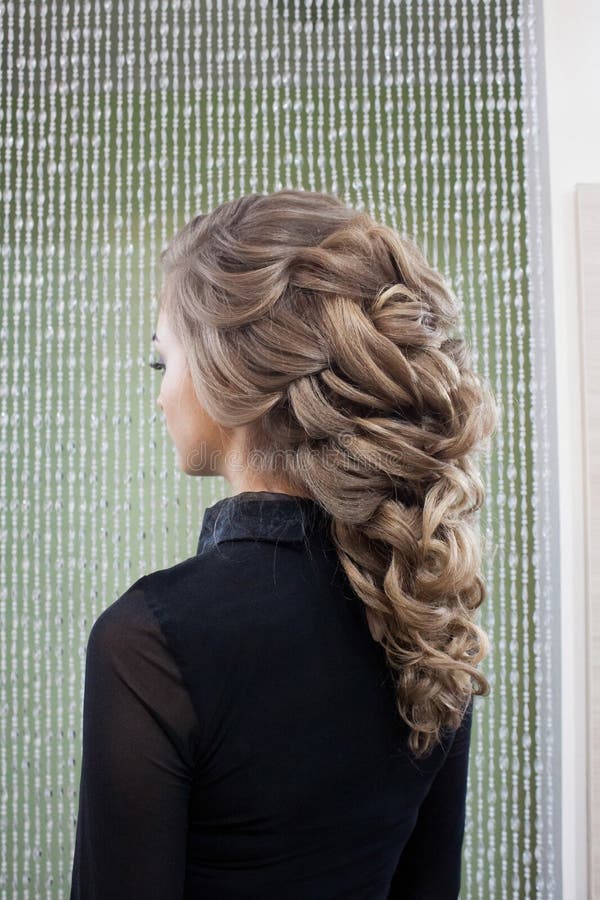 ελληνικό braid. φωτογραφία ενός κομψού κομματιού σε μια γυναικεία κεφαλή από πίσω στοκ φωτογραφίες με δικαίωμα ελεύθερης χρήσης
