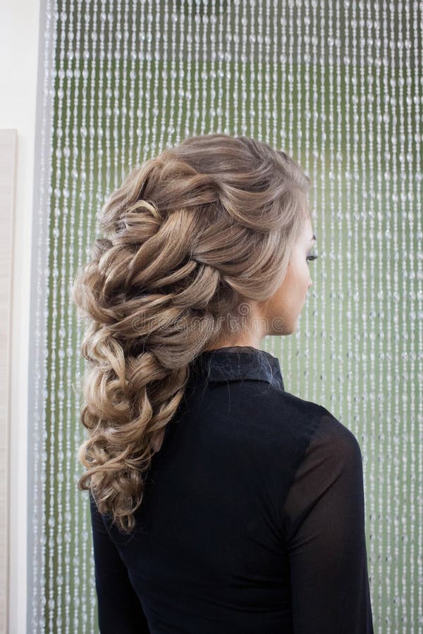 ελληνικό braid. φωτογραφία ενός κομψού κομματιού σε μια γυναικεία κεφαλή από πίσω στοκ εικόνες