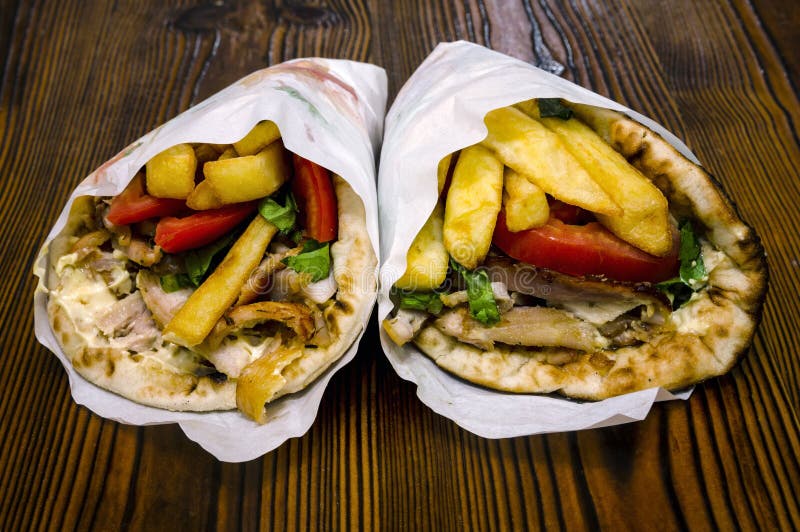 Ελληνικό souvlaki γυροσκοπίων pita σε έναν ξύλινο αγροτικό πίνακα στοκ φωτογραφία με δικαίωμα ελεύθερης χρήσης Ελληνικό souvlaki γυροσκοπίων pita σε έναν ξύλινο αγροτικό πίνακα στοκ φωτογραφία με δικαίωμα ελεύθερης χρήσης