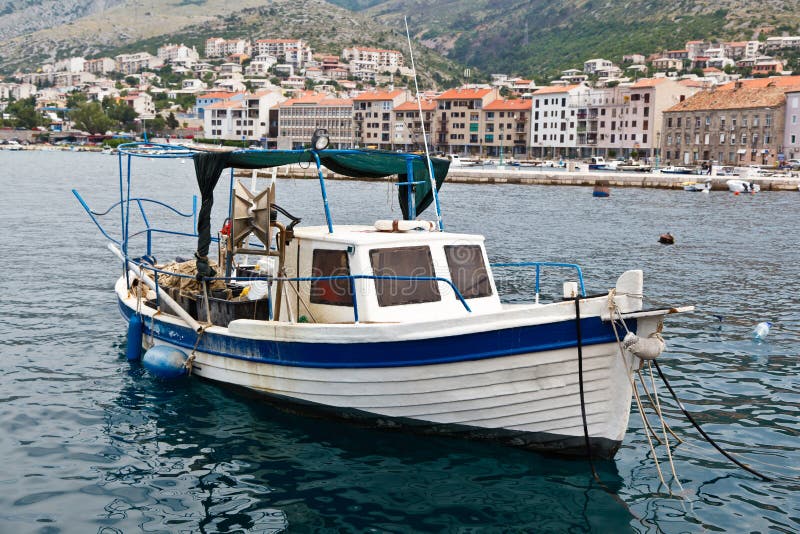 ελλιμενισμένη βάρκα πόλη ψαράδων senj πλησίον στοκ φωτογραφία