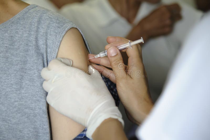 Εμβολιασμός ενάντια στην υγεία εμβολίων γρίπης στοκ φωτογραφία με δικαίωμα ελεύθερης χρήσης Εμβολιασμός ενάντια στην υγεία εμβολίων γρίπης στοκ φωτογραφία με δικαίωμα ελεύθερης χρήσης