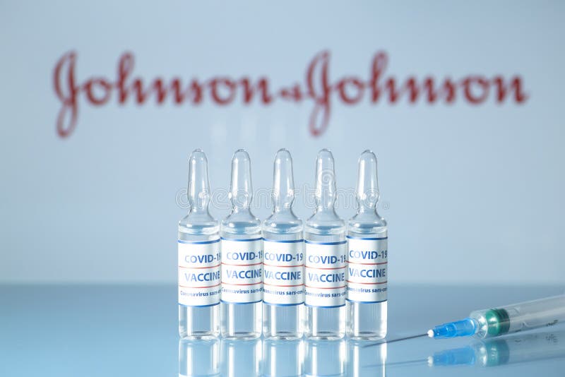 εμβόλιο johnson και johnson κατά του covid19. γυάλινα ιατρικά φιαλίδια με υγρό στο λογότυπο της εταιρείας jonson&jonson.