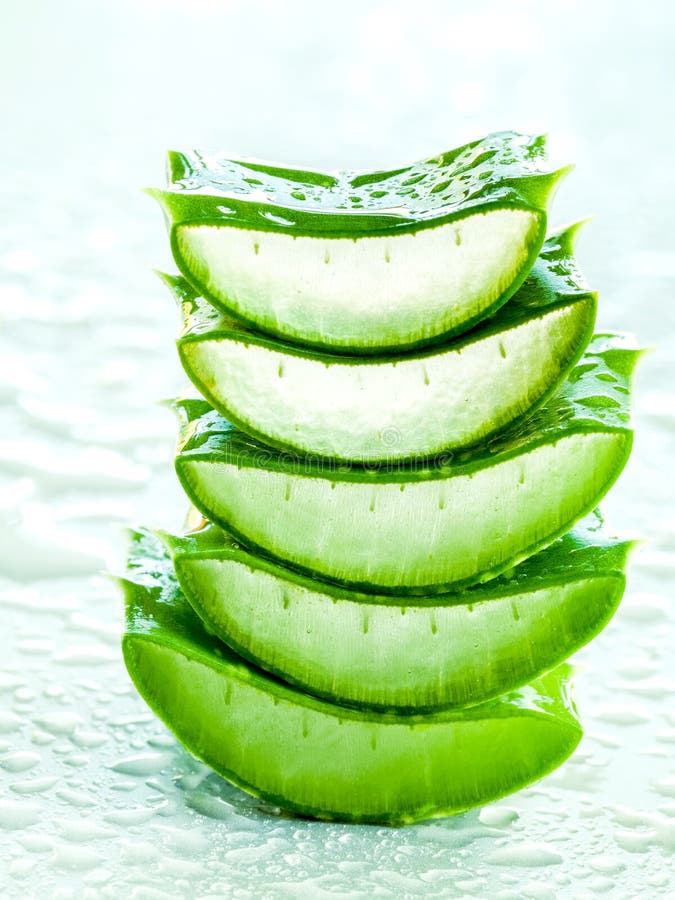 Εναλλακτικός aloe φροντίδας δέρματος σωρός της Βέρα στον άσπρο πίνακα με το νερό στοκ φωτογραφίες με δικαίωμα ελεύθερης χρήσης Εναλλακτικός aloe φροντίδας δέρματος σωρός της Βέρα στον άσπρο πίνακα με το νερό στοκ φωτογραφίες με δικαίωμα ελεύθερης χρήσης