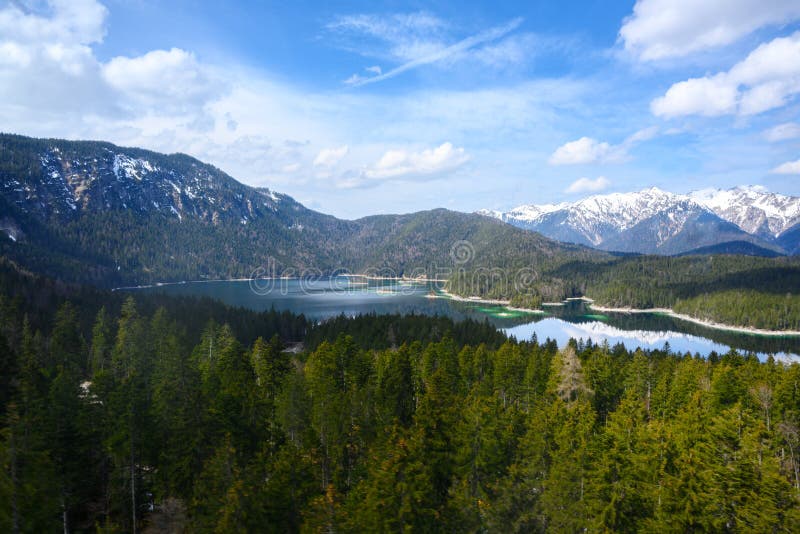 Εναέρια άποψη Eibsee ενάντια σε έναν μπλε ουρανό με τα σύννεφα, λίμνη βουνών κοντά σε Garmisch Partenkirchen, βαυαρικές Άλπεις, Γ στοκ φωτογραφίες Εναέρια άποψη Eibsee ενάντια σε έναν μπλε ουρανό με τα σύννεφα, λίμνη βουνών κοντά σε Garmisch Partenkirchen, βαυαρικές Άλπεις, Γ στοκ φωτογραφίες