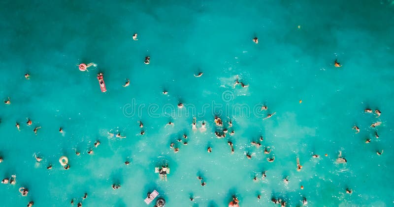 Εναέρια άποψη από τον πετώντας κηφήνα του πλήθους ανθρώπων που έχει τη διασκέδαση, που παίζει και που χαλαρώνει στο νερό στη Μαύρ