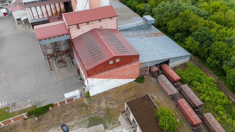 εναέρια άποψη βιομηχανικής περιοχής με σιλό και σιδηροτροχιές στοκ φωτογραφία με δικαίωμα ελεύθερης χρήσης
