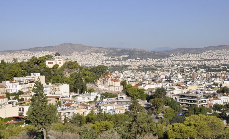 Εναέρια άποψη με το βυζαντινό καθεδρικό ναό της ιερών τριάδας και του τηλεσκοπίου του εθνικού παρατηρητήριου από την Αθήνα στην Ε στοκ εικόνα Εναέρια άποψη με το βυζαντινό καθεδρικό ναό της ιερών τριάδας και του τηλεσκοπίου του εθνικού παρατηρητήριου από την Αθήνα στην Ε στοκ εικόνα