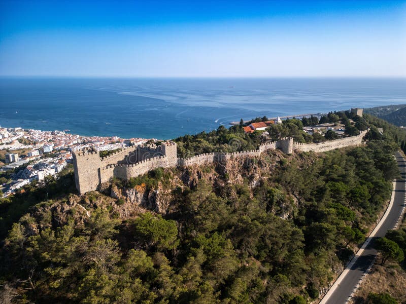 Εναέρια άποψη μεσαιωνικού κάστρου με φόντο τον ωκεανό στοκ φωτογραφία με δικαίωμα ελεύθερης χρήσης