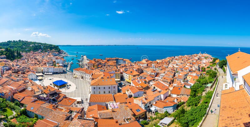 Εναέρια άποψη πανοράματος της πόλης Piran, Σλοβενία Κοιτάξτε από τον πύργο στην εκκλησία Στο πρώτο πλάνο είναι μικρά σπίτια, αδρι στοκ φωτογραφία με δικαίωμα ελεύθερης χρήσης