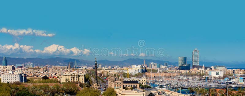 Εναέρια άποψη πανοράματος του ορίζοντα πόλεων της Βαρκελώνης πέρα από Passeig de Γ στοκ εικόνα με δικαίωμα ελεύθερης χρήσης Εναέρια άποψη πανοράματος του ορίζοντα πόλεων της Βαρκελώνης πέρα από Passeig de Γ στοκ εικόνα με δικαίωμα ελεύθερης χρήσης