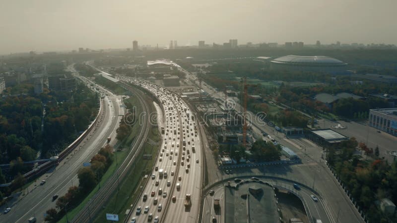 εναέρια άποψη πολυσύχναστου αστικού αυτοκινητοδρόμου το πρωί. ρωσία