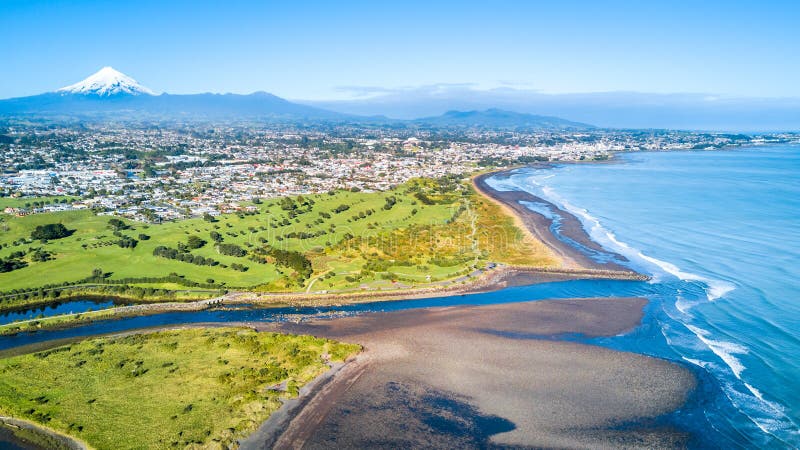 Εναέρια άποψη σχετικά με την ακτή Taranaki με έναν μικρό ποταμό και το νέο Πλύμουθ στο υπόβαθρο Περιοχή Taranaki, της Νέας Ζηλανδ στοκ φωτογραφίες Εναέρια άποψη σχετικά με την ακτή Taranaki με έναν μικρό ποταμό και το νέο Πλύμουθ στο υπόβαθρο Περιοχή Taranaki, της Νέας Ζηλανδ στοκ φωτογραφίες